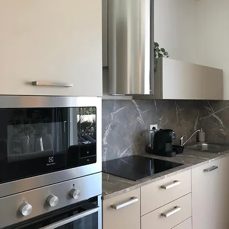 *central Lakeside Apt*swimming Pool & Free Parking Apartment *